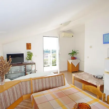 Apartment In Fazana Mit Garten Und Grill Valbandon